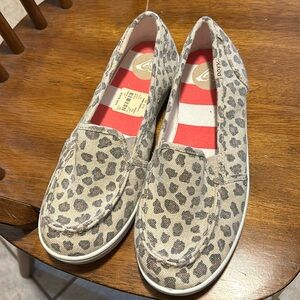 Roxy canvas 🐆 cheetah print slip on shoes with rubber soles *Never Worn*
